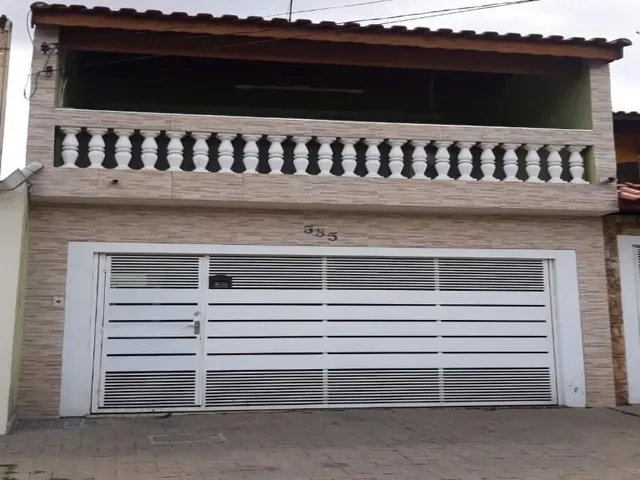 Imagem: A casa possui 3 Dormitórios, 2 Suítes, 2 Vagas na