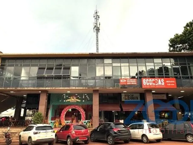 Imagem: Conjunto comercial todo reformado, com escada
