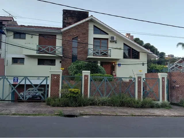 Imagem: A casa possui 4 Dormitórios, 1 Suíte, 3 Banheiros, 4