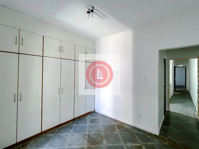 Imagem 12: Localizada na vibrante cidade de São Paulo, esta casa na Vila Clementino oferece uma