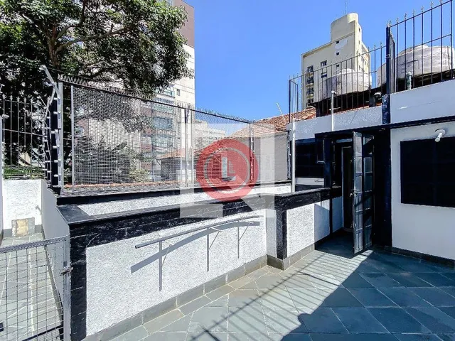 Imagem 4: Localizada na vibrante cidade de São Paulo, esta casa na Vila Clementino oferece uma