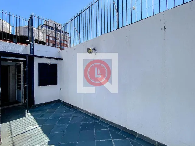Imagem 6: Localizada na vibrante cidade de São Paulo, esta casa na Vila Clementino oferece uma