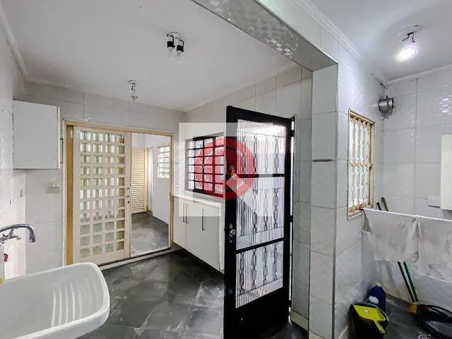 Imagem 10: Localizada na vibrante cidade de São Paulo, esta casa na Vila Clementino oferece uma