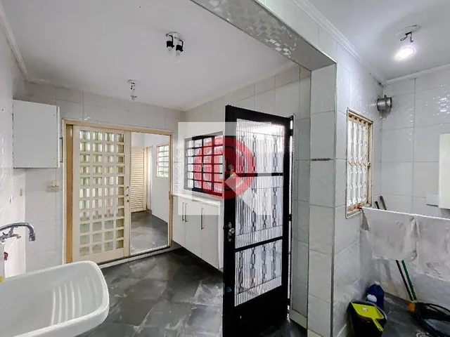 Imagem 3: Localizada na vibrante cidade de São Paulo, esta casa na Vila Clementino oferece uma