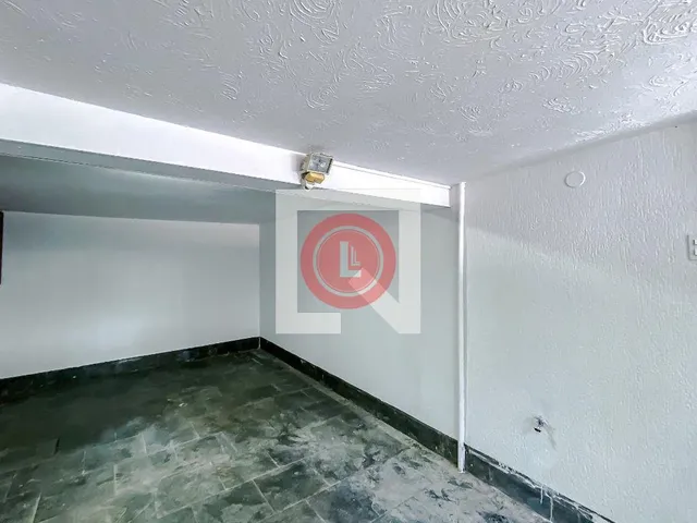 Imagem 8: Localizada na vibrante cidade de São Paulo, esta casa na Vila Clementino oferece uma