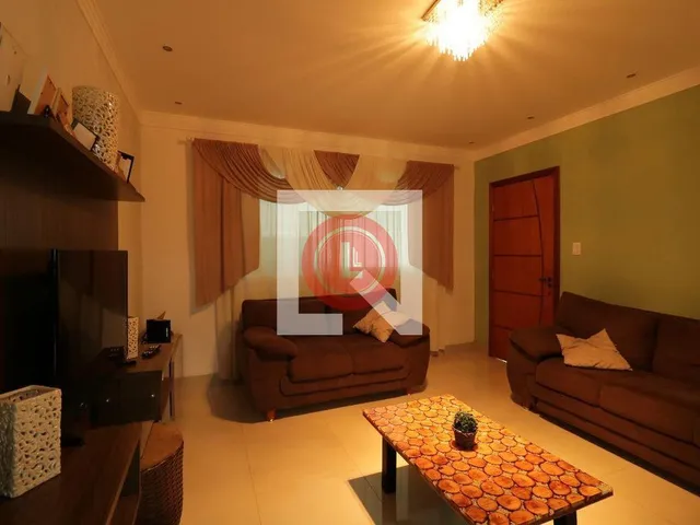 Imagem: Encantadora casa com 4 quartos, localizada