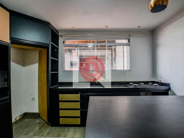 Imagem 2: Localizada na vibrante cidade de Santo André, esta espaçosa casa oferece um ambiente