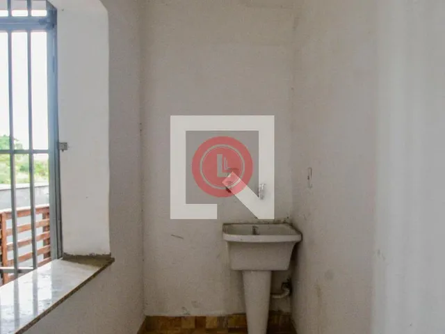 Imagem 4: Localizada na vibrante cidade de Santo André, esta espaçosa casa oferece um ambiente