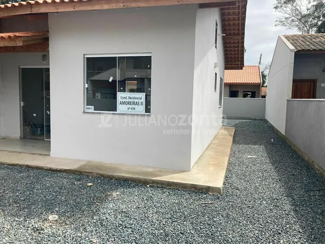 Imagem: A casa possui 3 Dormitórios, 1 Banheiro, 1 Vaga na