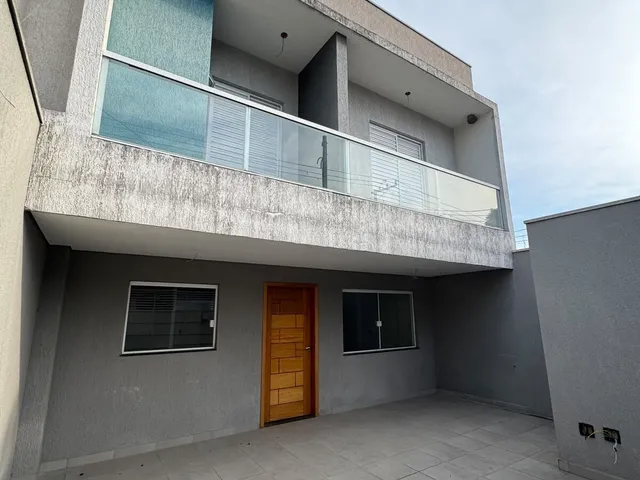 Imagem: A casa possui 4 Dormitórios, 2 Suítes, 3 Banheiros, 4