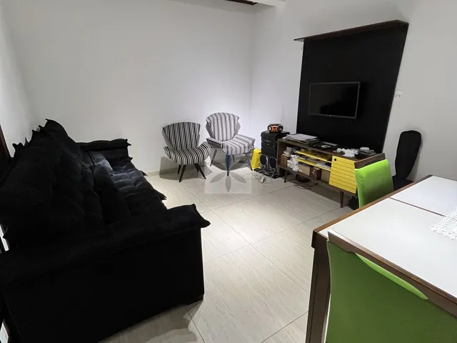Imagem: A casa possui 4 Dormitórios, 1 Suíte, 4 Banheiros, 2
