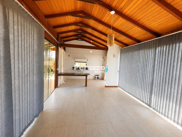 Imagem: Casa com Terreno Amplo na Avenida das Paineiras