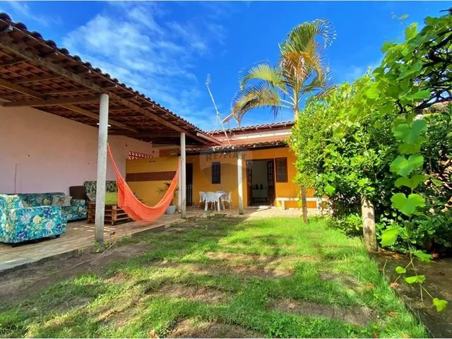 Imagem: A casa possui 3 Dormitórios, 1 Suíte, 2 Banheiros,