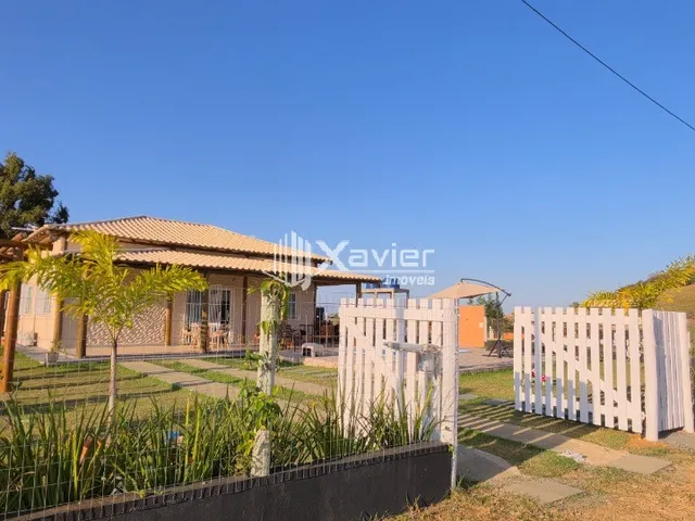 Imagem: A casa possui 2 Dormitórios, 1 Suíte, 2 Banheiros, 2