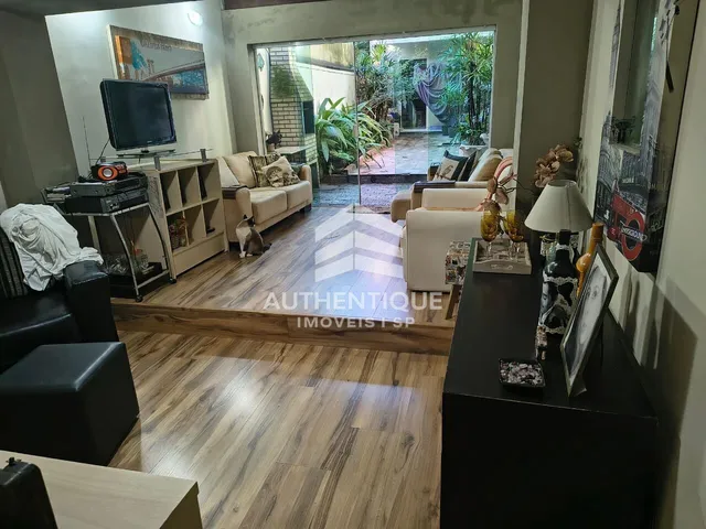 Imagem: A casa possui 5 Dormitórios, 1 Suíte, 3 Banheiros, 3