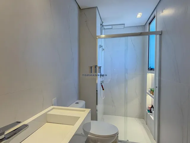 Imagem 4: Casa Alto Padrão mobiliada com 4 Suítes, Piscina e Vista em Alphaville Vespasian