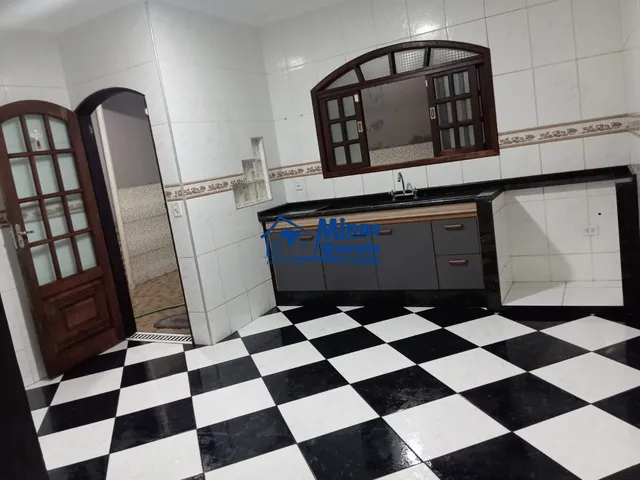 Imagem: CASA ASSOBRADADA COM 03 DORMITÓRIOS E ÁREA