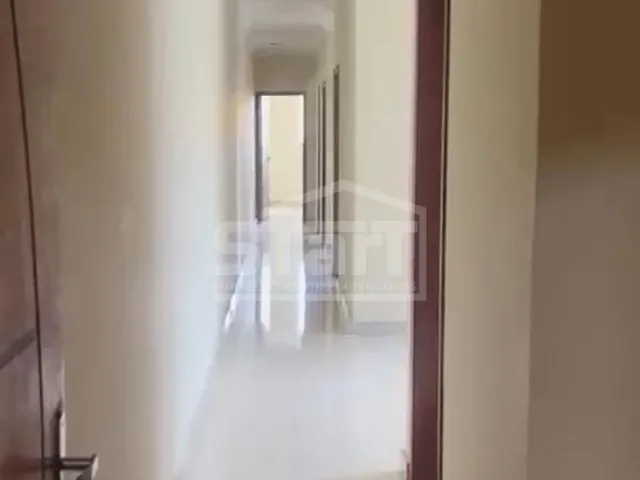 Imagem: A casa possui 3 Dormitórios, 2 Banheiros, 1 Vaga na