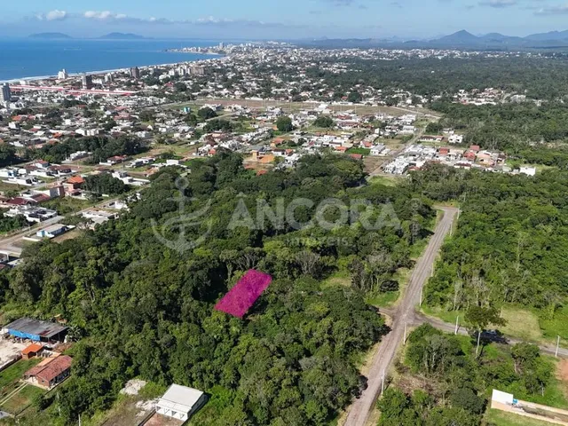 Imagem: Terreno de esquina sem vegetação, medindo
