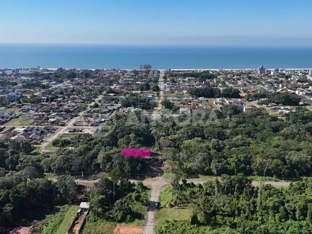 Imagem 4: Terreno de esquina sem vegetação, medindo 360m², próximo a entrada da cidade, à