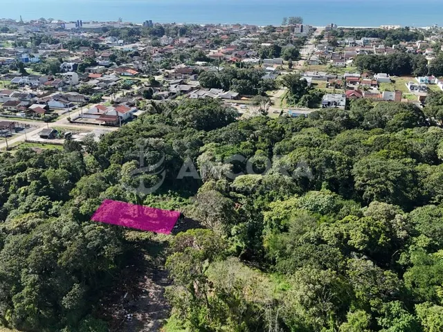Imagem 5: Terreno de esquina sem vegetação, medindo 360m², próximo a entrada da cidade, à