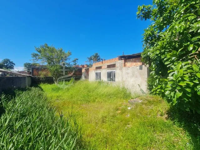 Imagem 1: Terreno de esquina com construção parada, localizado no balneário São José no