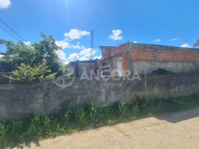 Imagem 3: Terreno de esquina com construção parada, localizado no balneário São José no