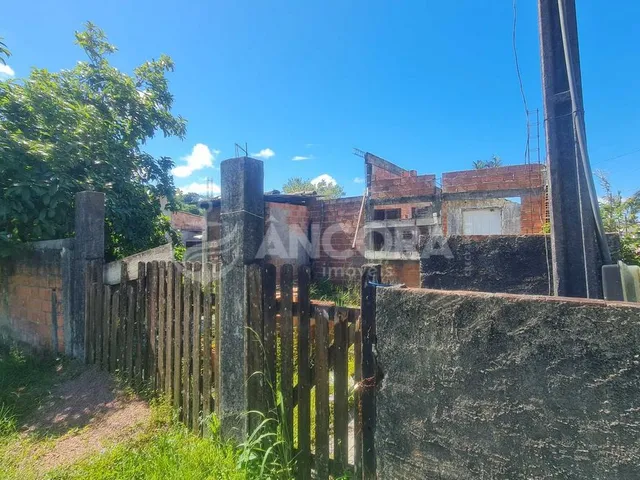 Imagem 4: Terreno de esquina com construção parada, localizado no balneário São José no