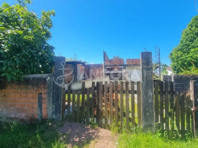 Imagem 2: Terreno de esquina com construção parada, localizado no balneário São José no