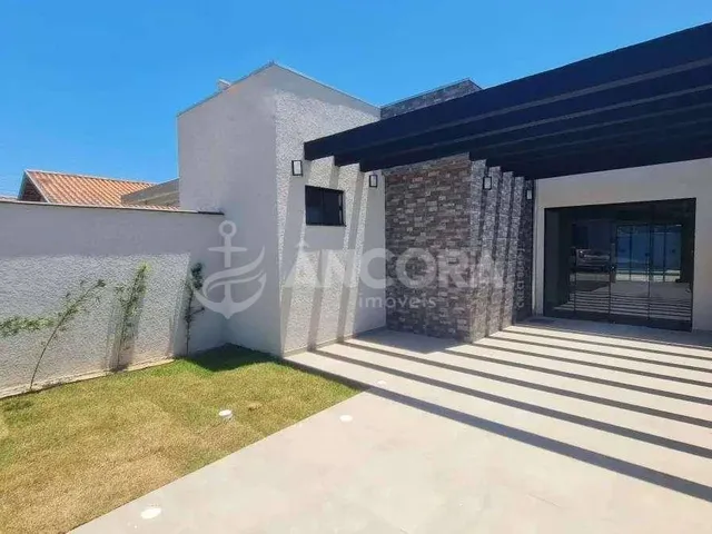 Imagem: Casa nova com piscina e espaço de terreno