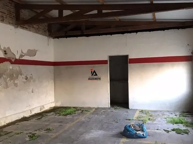 Imagem 9: Espaçosa Sala Comercial Coberta com Dois Banheiros e Amplo Pátio