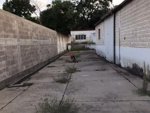 Imagem 5: Espaçosa Sala Comercial Coberta com Dois Banheiros e Amplo Pátio