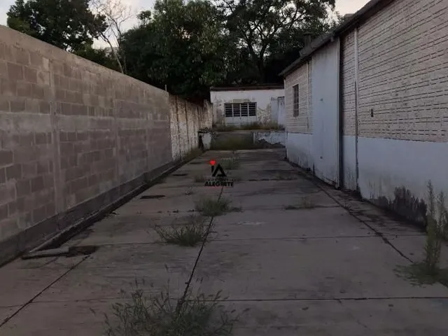 Imagem 7: Espaçosa Sala Comercial Coberta com Dois Banheiros e Amplo Pátio