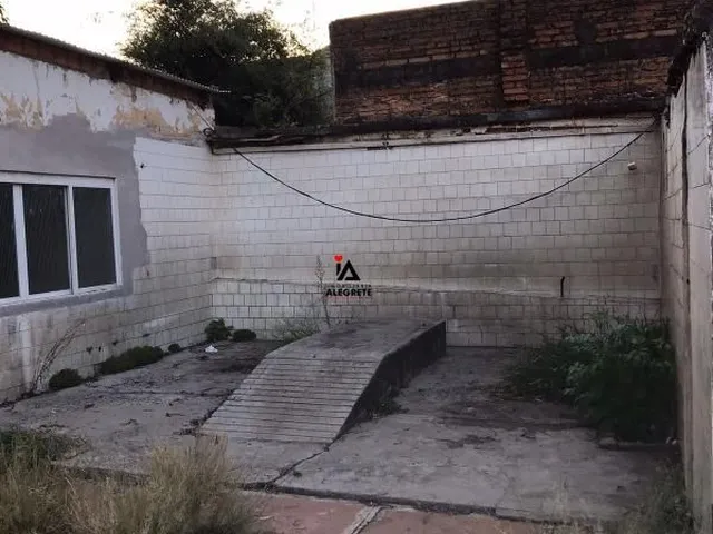 Imagem 6: Espaçosa Sala Comercial Coberta com Dois Banheiros e Amplo Pátio