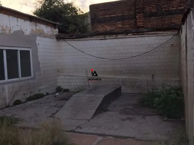 Imagem 8: Espaçosa Sala Comercial Coberta com Dois Banheiros e Amplo Pátio