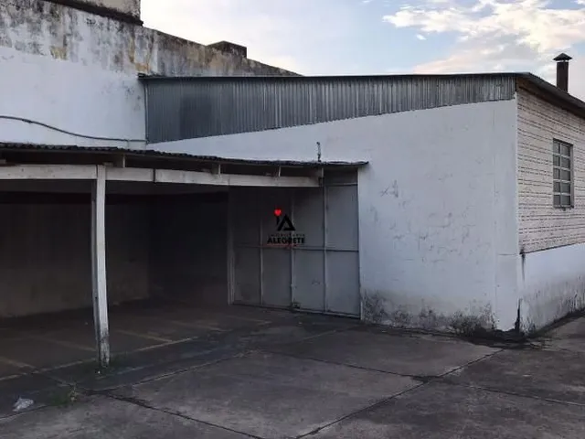 Imagem 3: Espaçosa Sala Comercial Coberta com Dois Banheiros e Amplo Pátio