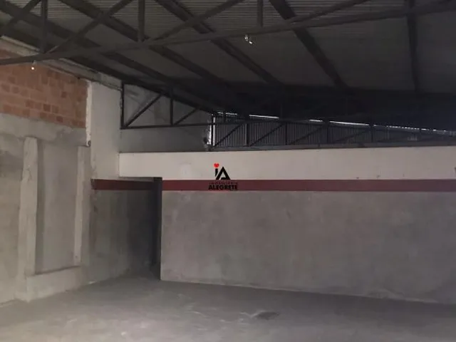 Imagem 4: Espaçosa Sala Comercial Coberta com Dois Banheiros e Amplo Pátio
