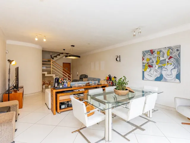 Imagem: A casa possui 4 Dormitórios, 2 Suítes, 6 Banheiros,