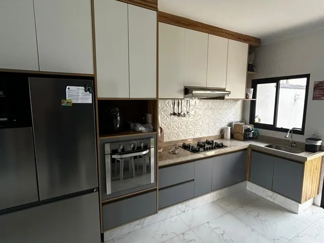 Imagem: A casa possui 2 Dormitórios, 2 Vagas na garagem, 150m² de