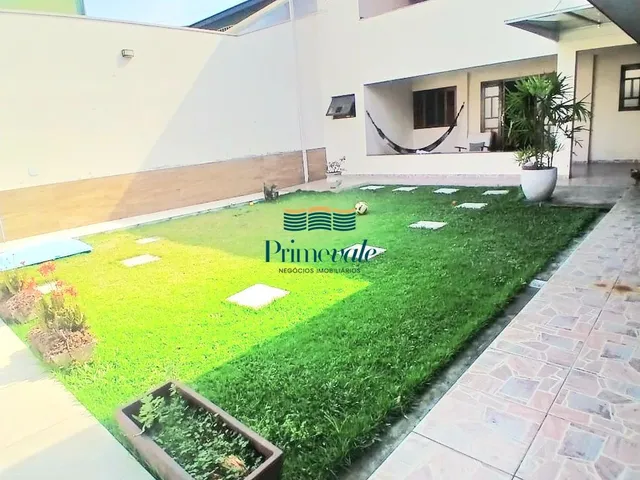 Imagem: Bela Casa com Piscina à Venda - Residencial