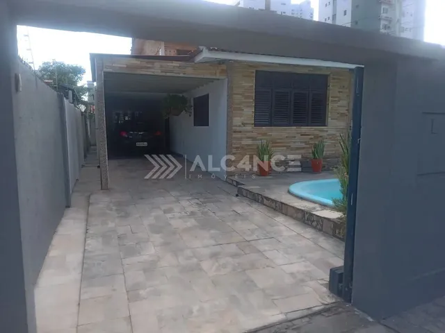 Imagem: Casa - 4 Quartos - 3 Suítes - 373 m²