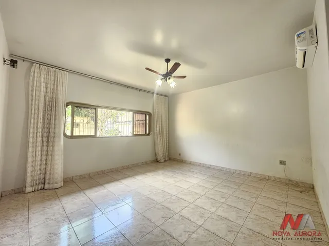 Imagem: A casa possui 4 Dormitórios, 1 Suíte, 2 Banheiros, 2