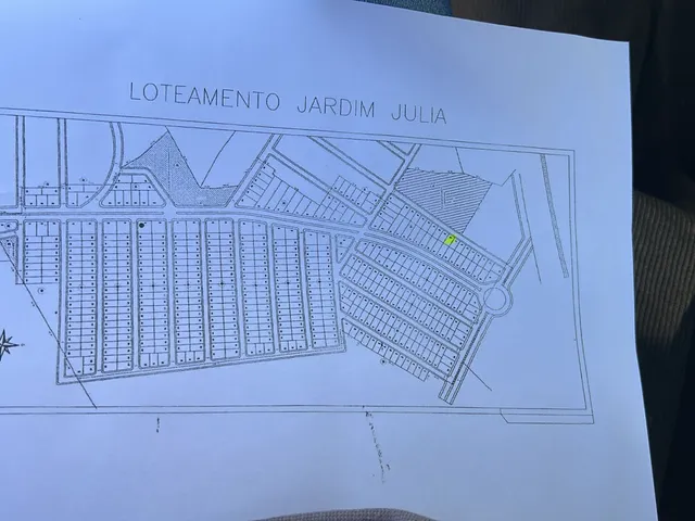 Imagem: O terreno possui 240m² de Área e está localizado em