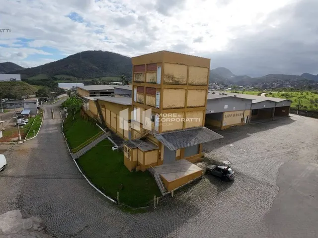 Imagem: O depósito possui 2 Banheiros, 4 Vagas na garagem, 534m²