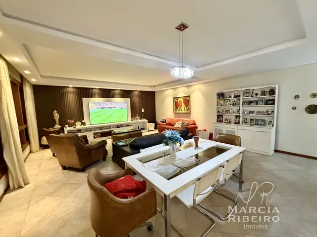 Imagem: Casa com 4 Suítes na Trindade