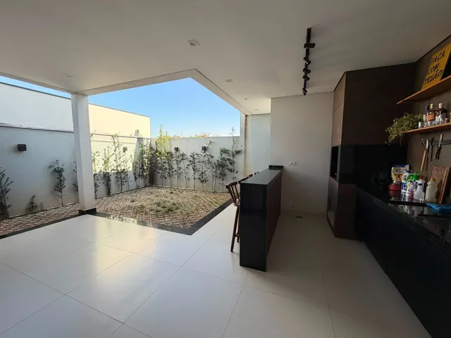 Imagem 2: Sobrado de Alto Padrão com 4 Dormitórios e Área Gourmet no Condomínio Helena Maria