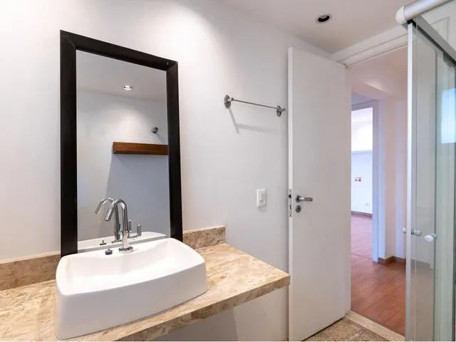 Imagem 11: Apresentamos um apartamento funcional de 70m² no 14º andar do Condomínio . O imóvel