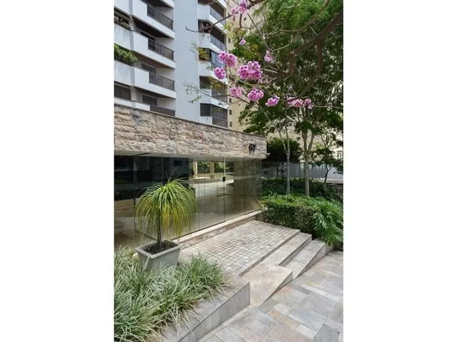 Imagem 9: Apartamento de Alto Padrão no Condomínio. Este amplo apartamento de 323 m² oferece