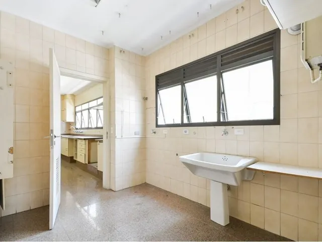 Imagem 15: Apartamento de Alto Padrão no Condomínio. Este amplo apartamento de 323 m² oferece