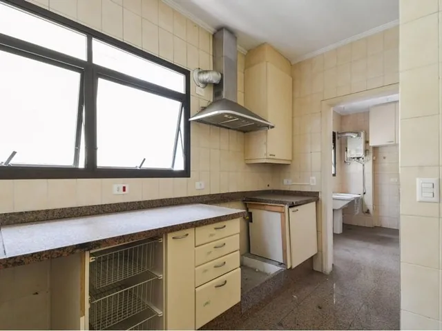 Imagem 14: Apartamento de Alto Padrão no Condomínio. Este amplo apartamento de 323 m² oferece